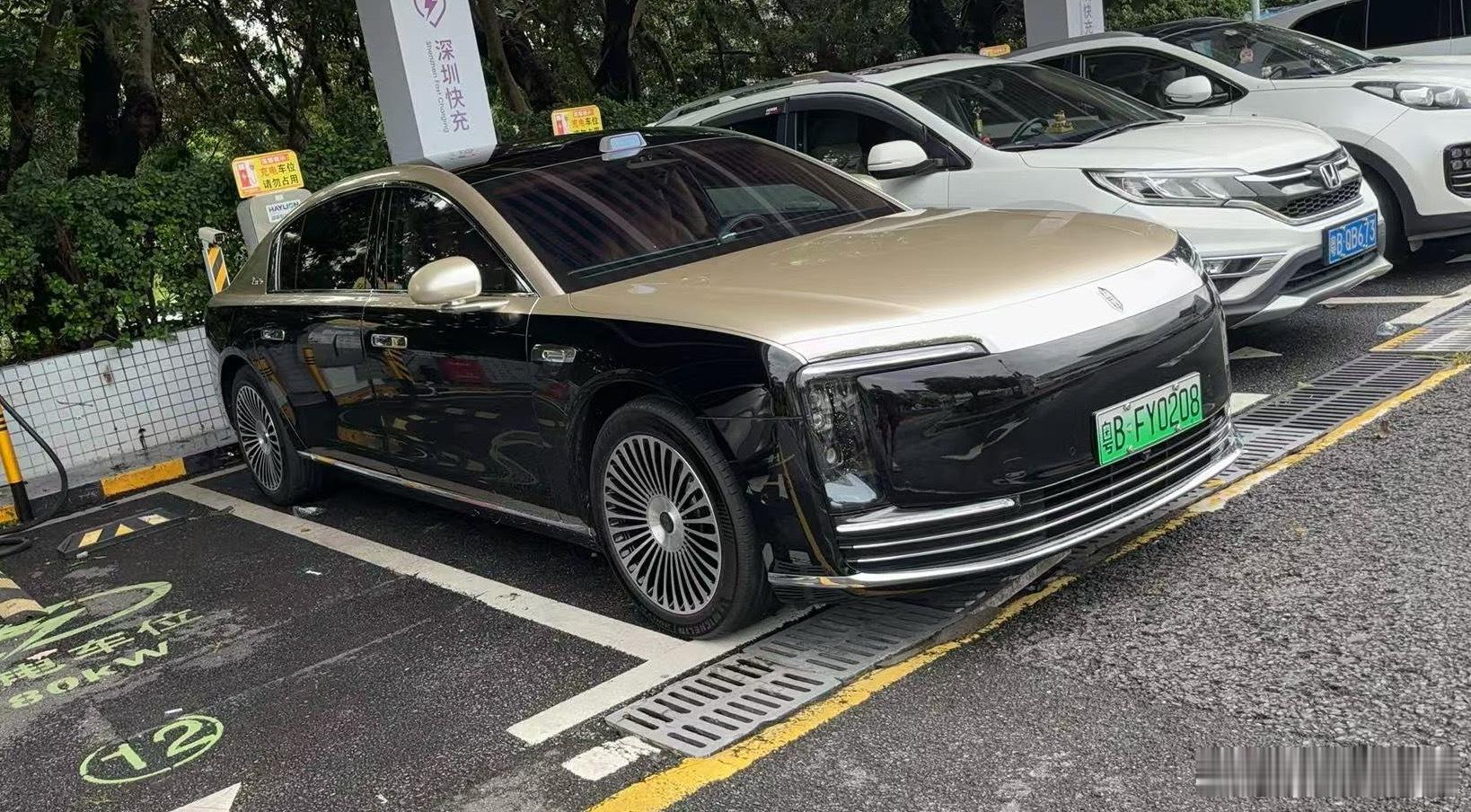 看到一台野生尊界S800，俗话说得好“不怕朋友游世界，就怕朋友开尊界”这也太尊了