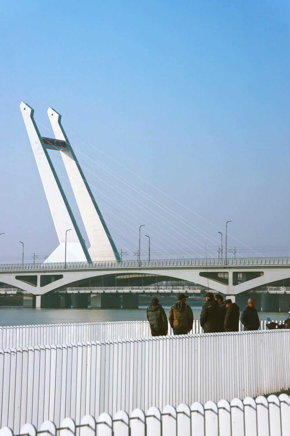 西安人私藏！地铁直达「小洱海」！
不用出城就能坐拥 270° 碧水长桥，港盛大桥