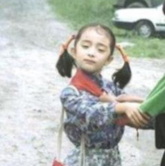 何炅 杨幂你话筒拿了吗这个杨幂换掉鞋子就这样大摇大摆哈哈哈哈 结果小迷糊 忘记拿