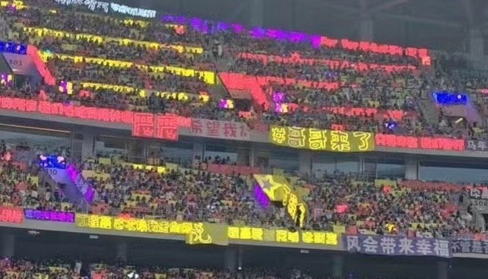 丁程鑫回应粉丝灯牌 丁程鑫回应粉丝灯牌 是把粉丝的爱放在心上的呀~好喜欢这样双向