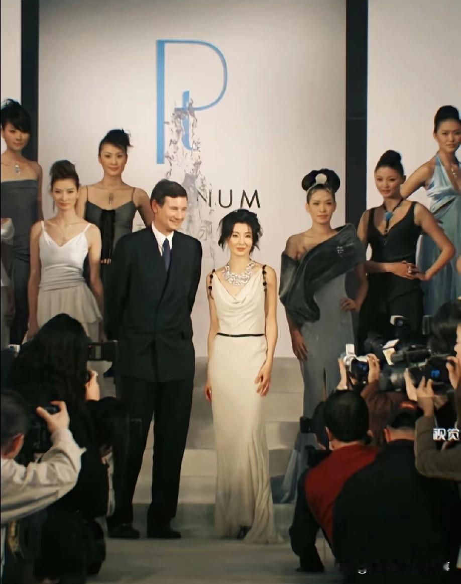 考古到一张张曼玉旧照，时尚天赋真的藏不住！学服装设计出身的她审美超一流，本身还是