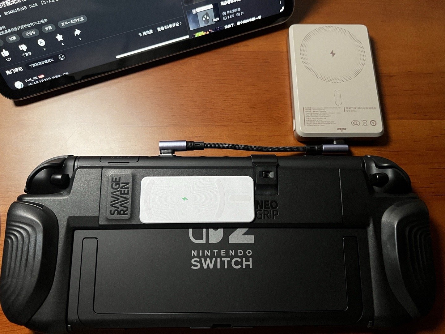 给 Switch 贴上引磁片，吸附磁吸移动电源接线补电，在外也可以便捷加续航[嘻