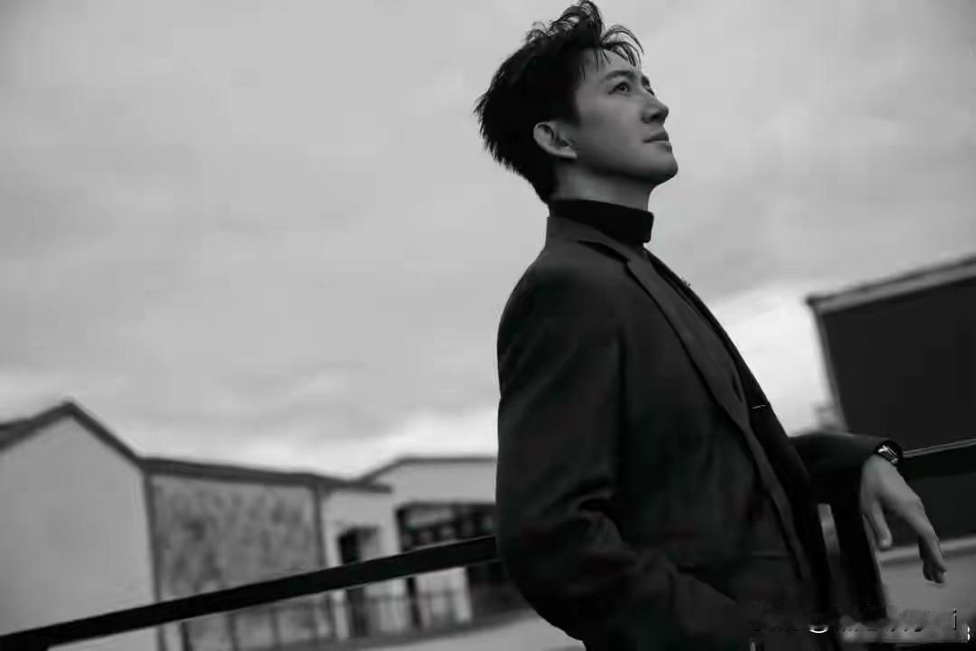 脱口秀演员沈清爆料，演员王阳，在剧组因小事被执行导演当众辱骂，现场无人制止，引发