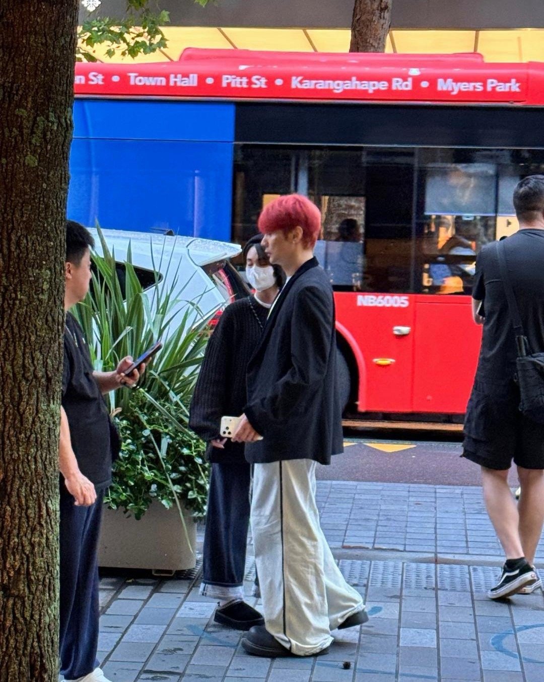 李荣浩和老婆杨丞琳在新西兰逛街购物，两个人穿搭时尚，挽着手走路，好像热烈中的小情