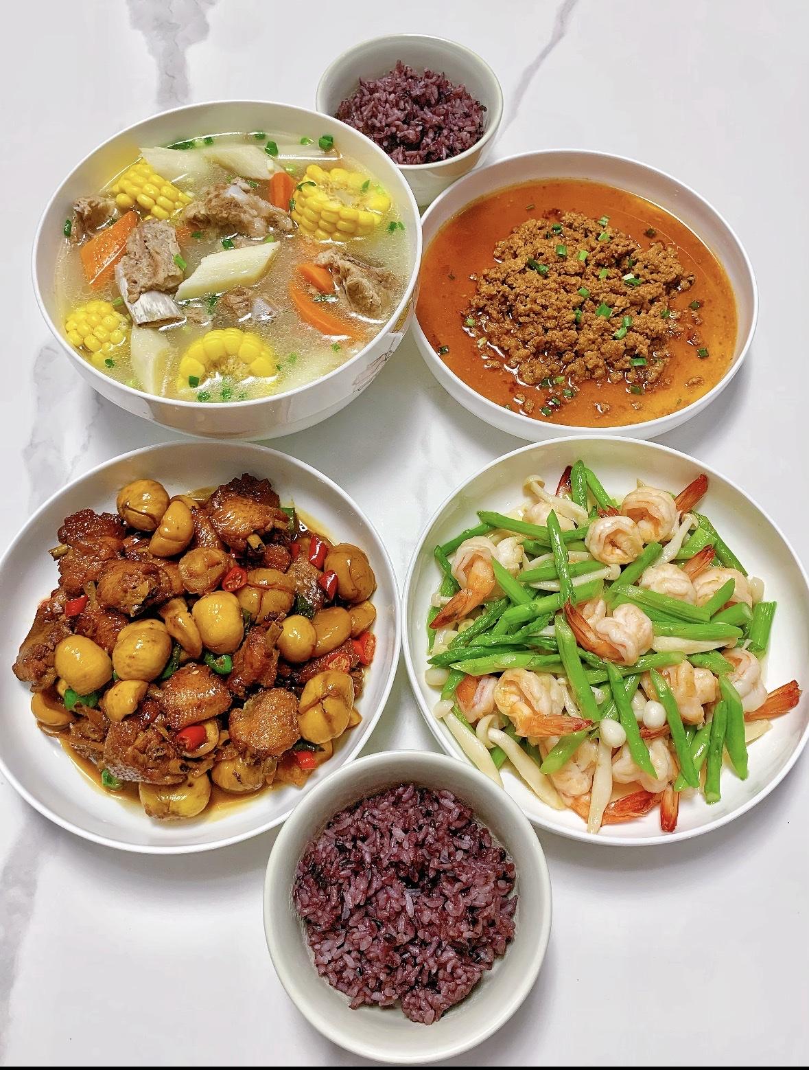 不怕大家笑话，
五一哪里也没去，
在家一天50-80伙食费，天天在家下馆子，研究