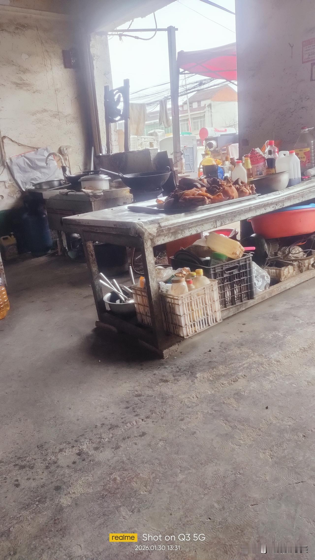 这个我必须吐槽一下，老家镇上的饭店面馆真是埋汰啊！到处都是灰土土，黑乎乎的，基本