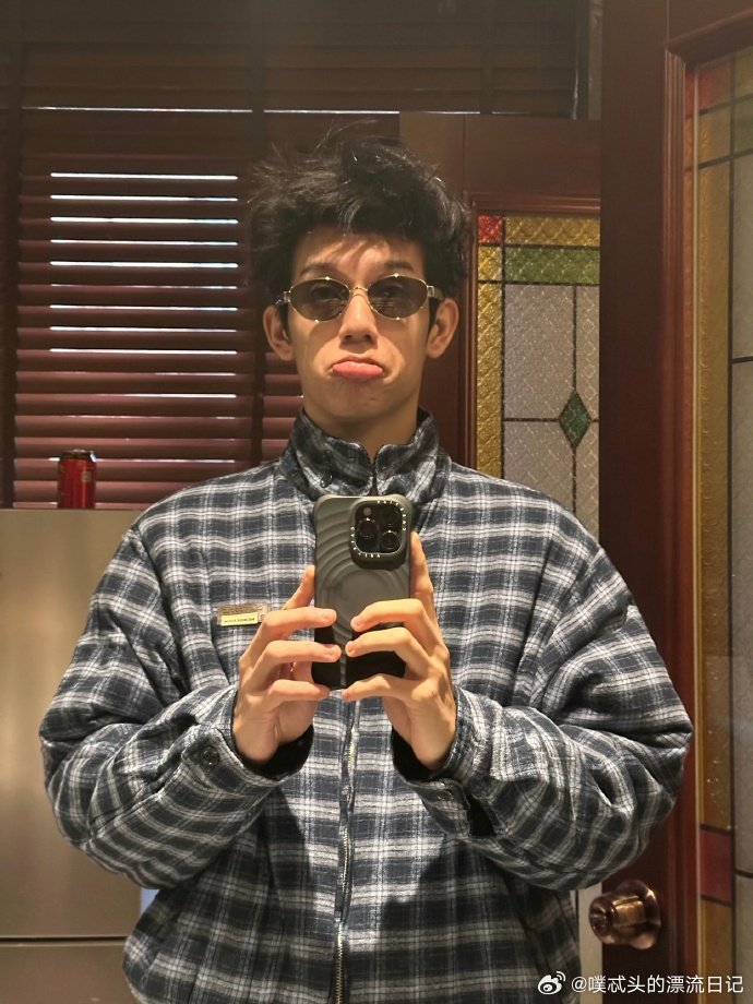 林沐然体育生人格疯狂顶号中粉丝：刚夸完帅，下一秒你在干嘛？林沐然：体育生的自我展