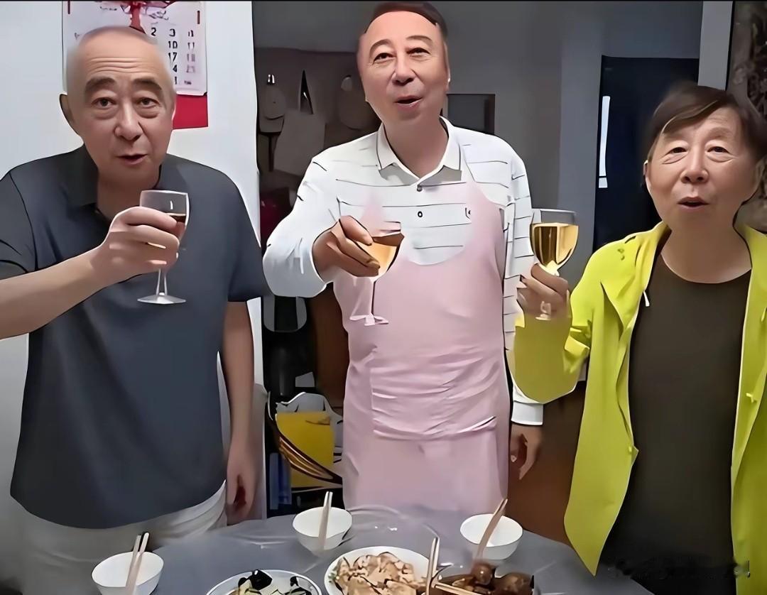 左看右看，这一家兄妹三个整整齐齐像一张复制粘贴的画像，个个仪表堂堂！个个精神抖擞