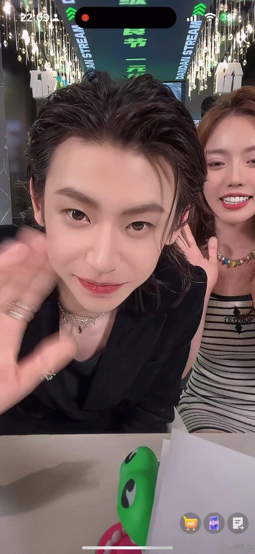 小鬼直播 小鬼王琳凯的直播永远惊喜！那句“不算长大，算哥哥没用”真的破防了。MV