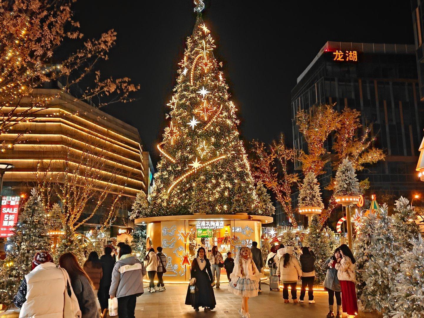 带娃，太冷了，外面待不一点。建议北方的同志来感受下南方的冬天 上海·虹桥天地购物