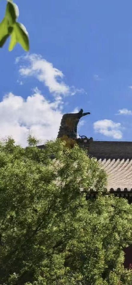 上联“云开古寺钟声远”，藏在云后的古刹，钟声随风远去。
我对下联“风过幽潭塔影深