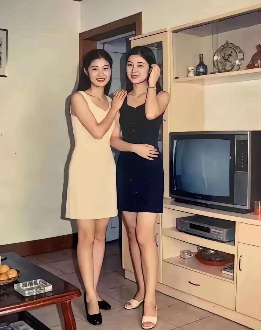 姐妹情感深，永远心连心。
雅室拍下照，相册永珍存。