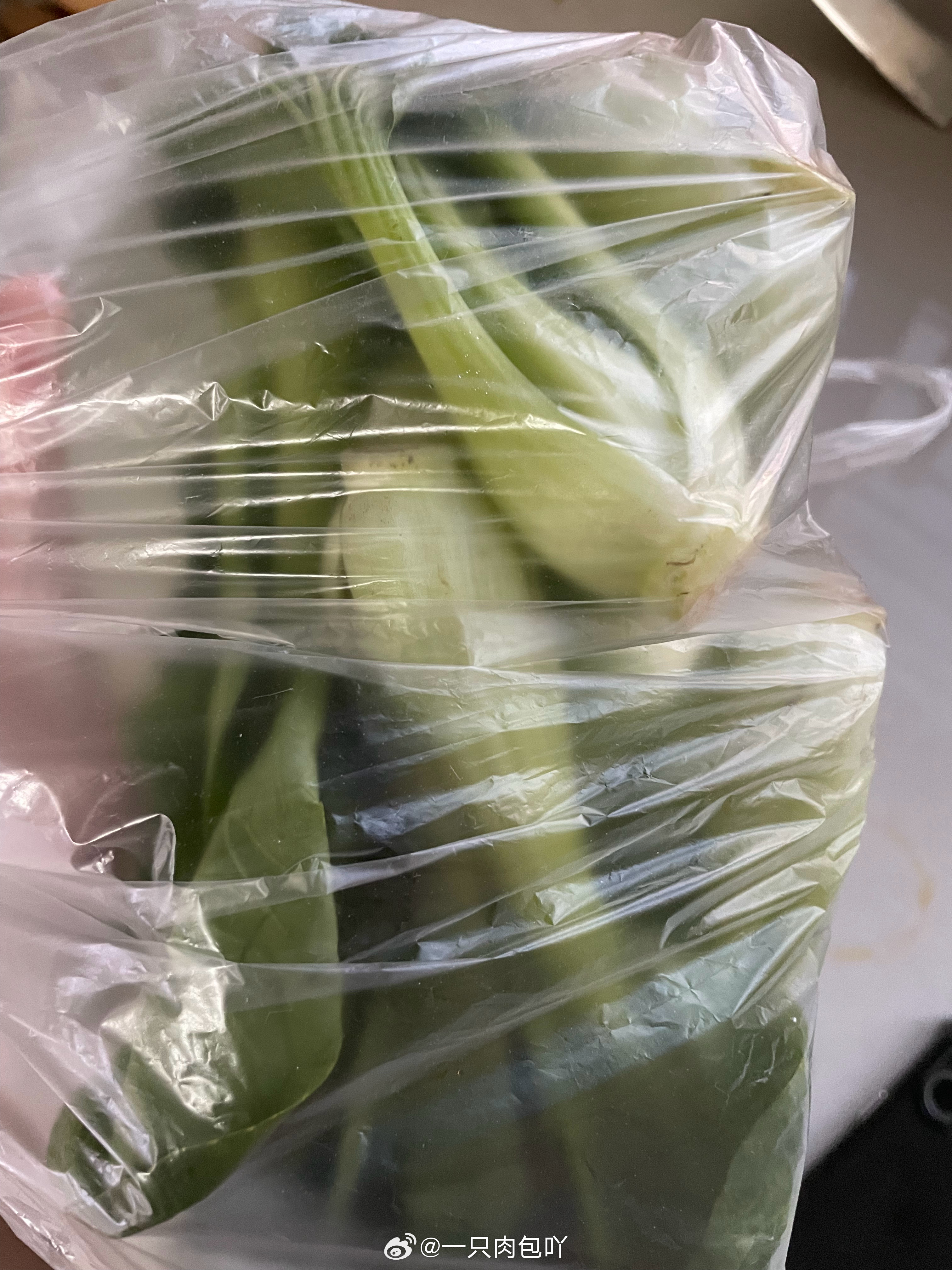 【勤俭持家的我】今天老公加班没人做饭了，我本来想在外面吃，然后看到菜市场门口有卖