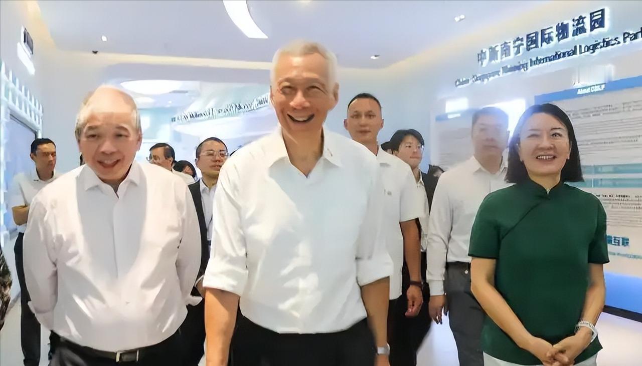 别光看普京访华了，很多人不知道，前新加坡总理也悄悄来中国了！这两场外交背后，是中