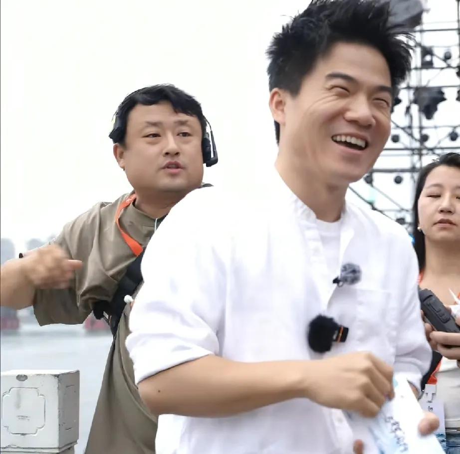 你以为聂某哲诋毁董宇辉是为了所谓“排比句”、为了替老俞出头吗？不，是因为
董宇辉