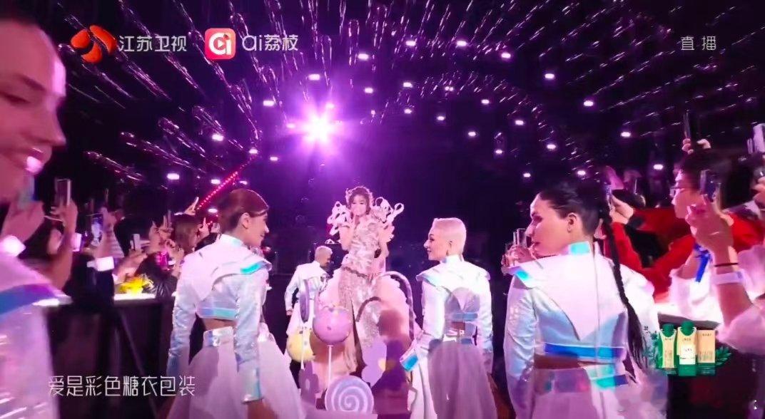 跨年演唱会不能没有张家人江苏卫视跨年 献唱《潘朵拉》太绝了！清澈嗓音自带穿透力，