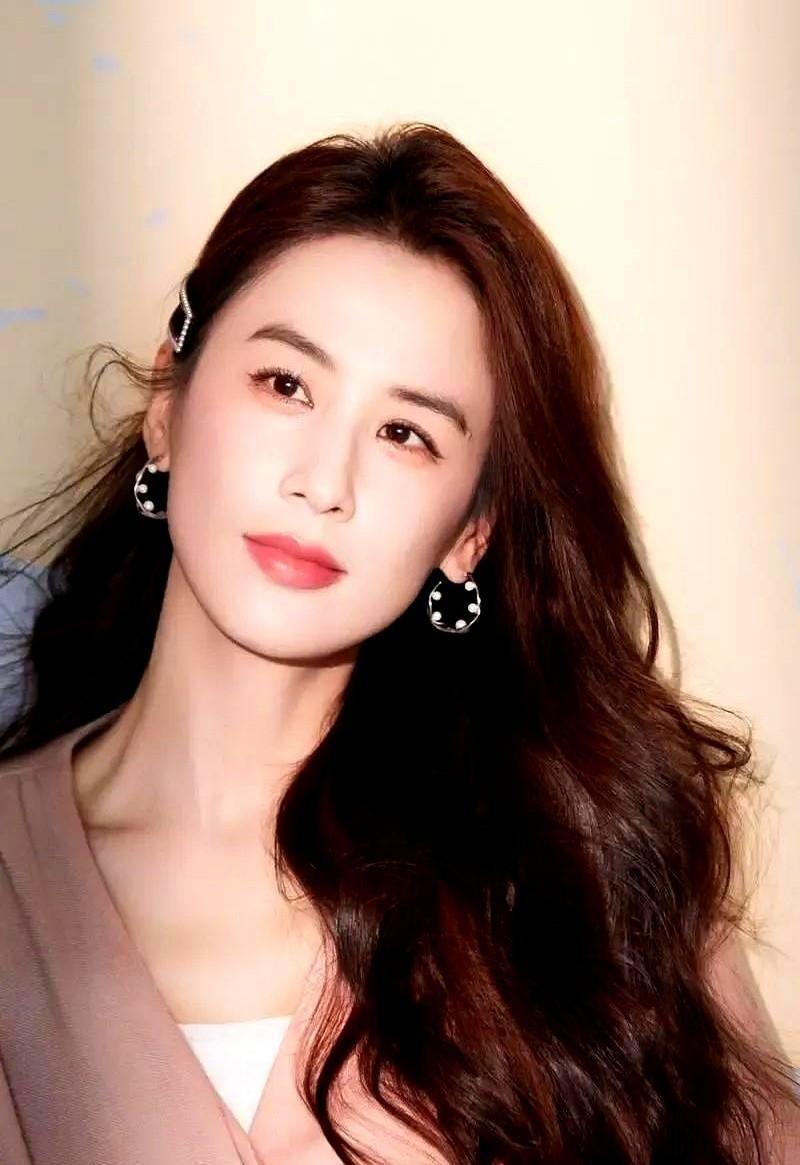 《美人鱼2》还在紧锣密鼓捞票房，张雨绮零片酬救场，林允真金白银包场，黄圣依那边连