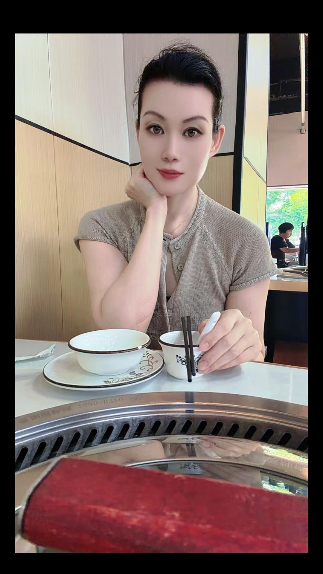 “谁在等你 你在等着谁，谁在等我 我在等着谁…”谁 情感共鸣 感觉至上