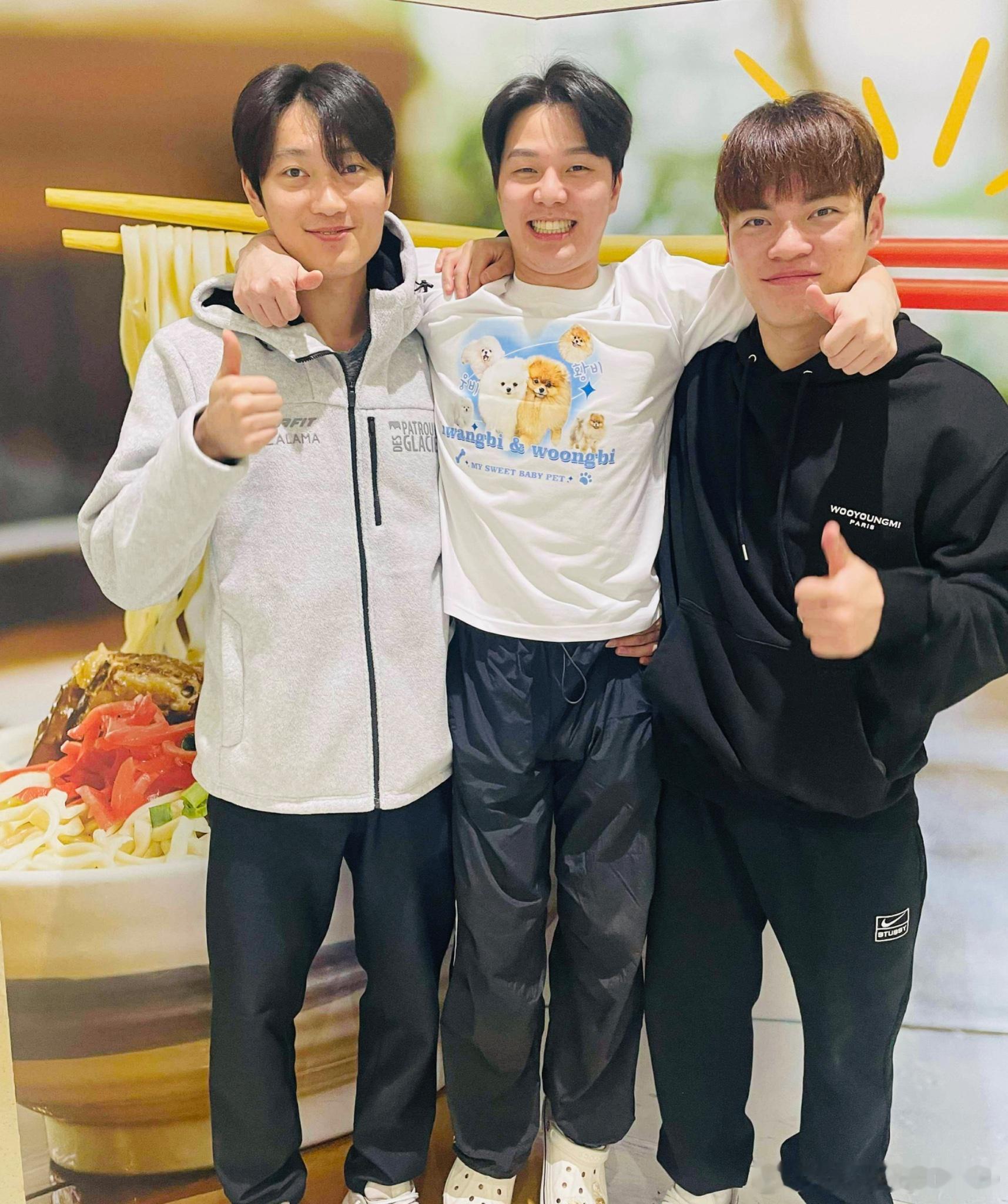 安宰贤、赵大成、赵胜敏 三人到达日本男明星穿了家里两只狗狗的照片定制T恤哎MY 