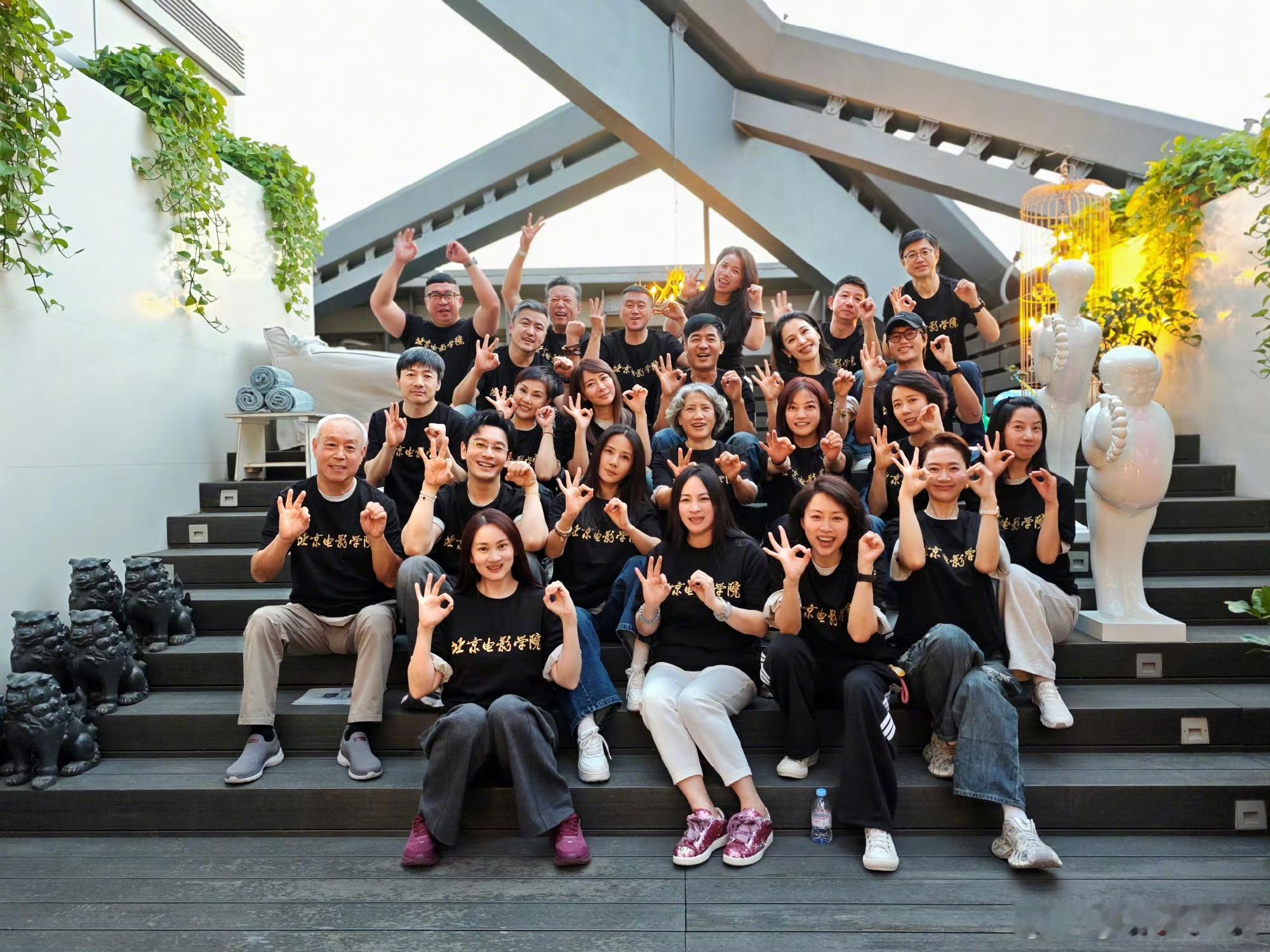 黄晓明合照状态 翻看北电96班三十周年大合照，黄晓明自带高光气场，在人群里格外亮