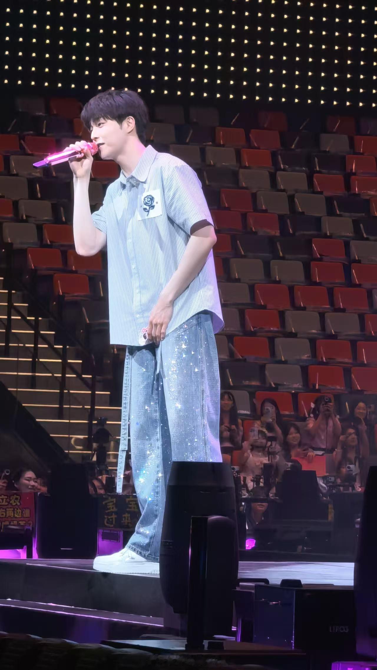 陈立农澳门演唱会沉浸式投入歌曲情感表达，轻重缓急把控恰到好处，彩排演唱感染力极强