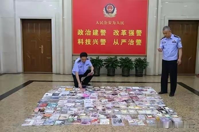 辣眼睛！一女子从日本坐飞机回国，结果在海关处被拦下，原因是她在行李中背回244本