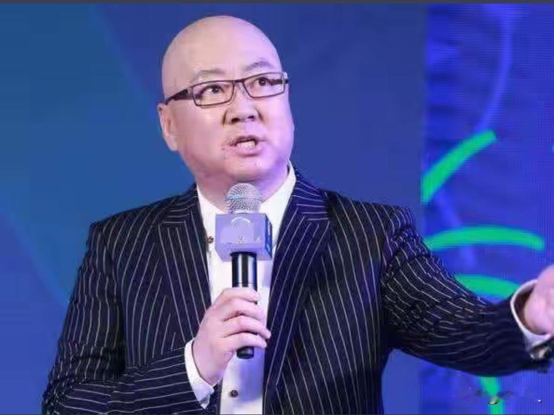 郭冬临今年五十九岁了，没结婚生子。一个人住在北京的一套老房子里，白天拍短视频。晚