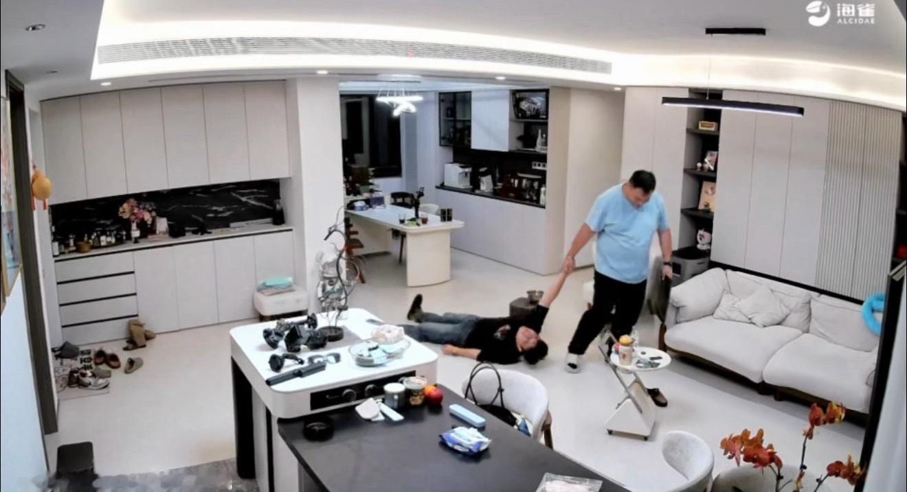 昨晚弟弟被“喝趴了”……然后各种闹腾大晨子，今天啥也不记得了看视频简直要把我笑死