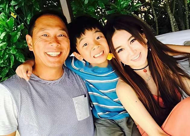 娱乐圈领养这事很神奇，领养的孩子长得都很像养父，温碧霞真是不是一家人不进一家门。