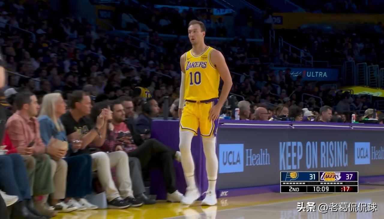 湖人神射手肯纳德真是名不虚传！在今天湖人主场以128：117战胜步行者的比赛中，