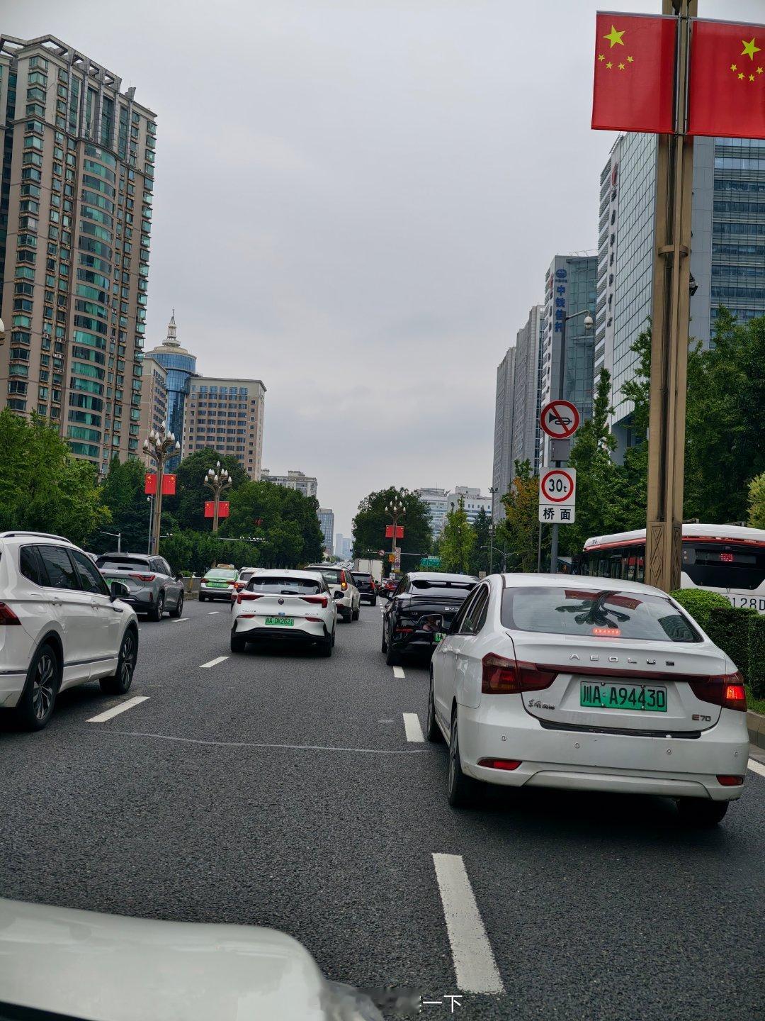 到成都了，在拉萨穿着冲锋衣的我被热死[捂嘴哭]  ​​​