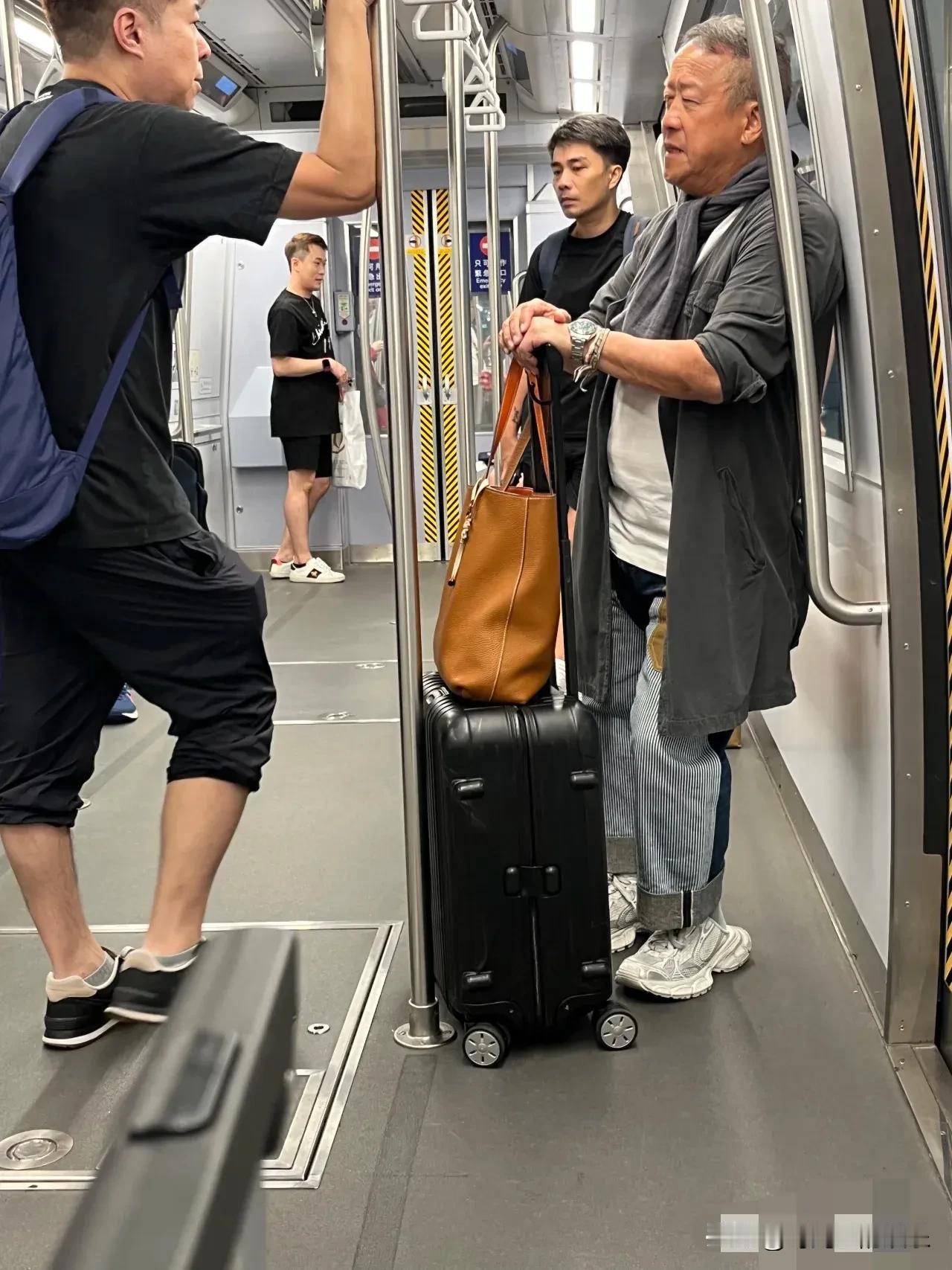 他也不算骗子啊！
这么老了还这么拼，年轻人应该多学习！
他也是不知道的，没看他也