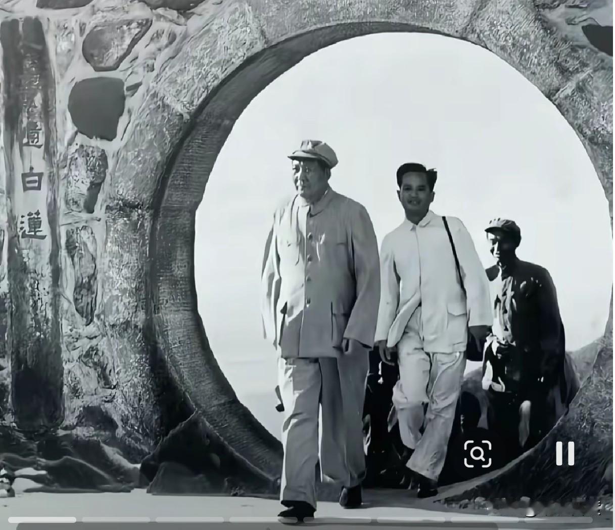 为了一首诗，
去看了一个洞。
为了一个情节，
去了一份心愿。
如今读到伟人毛泽东