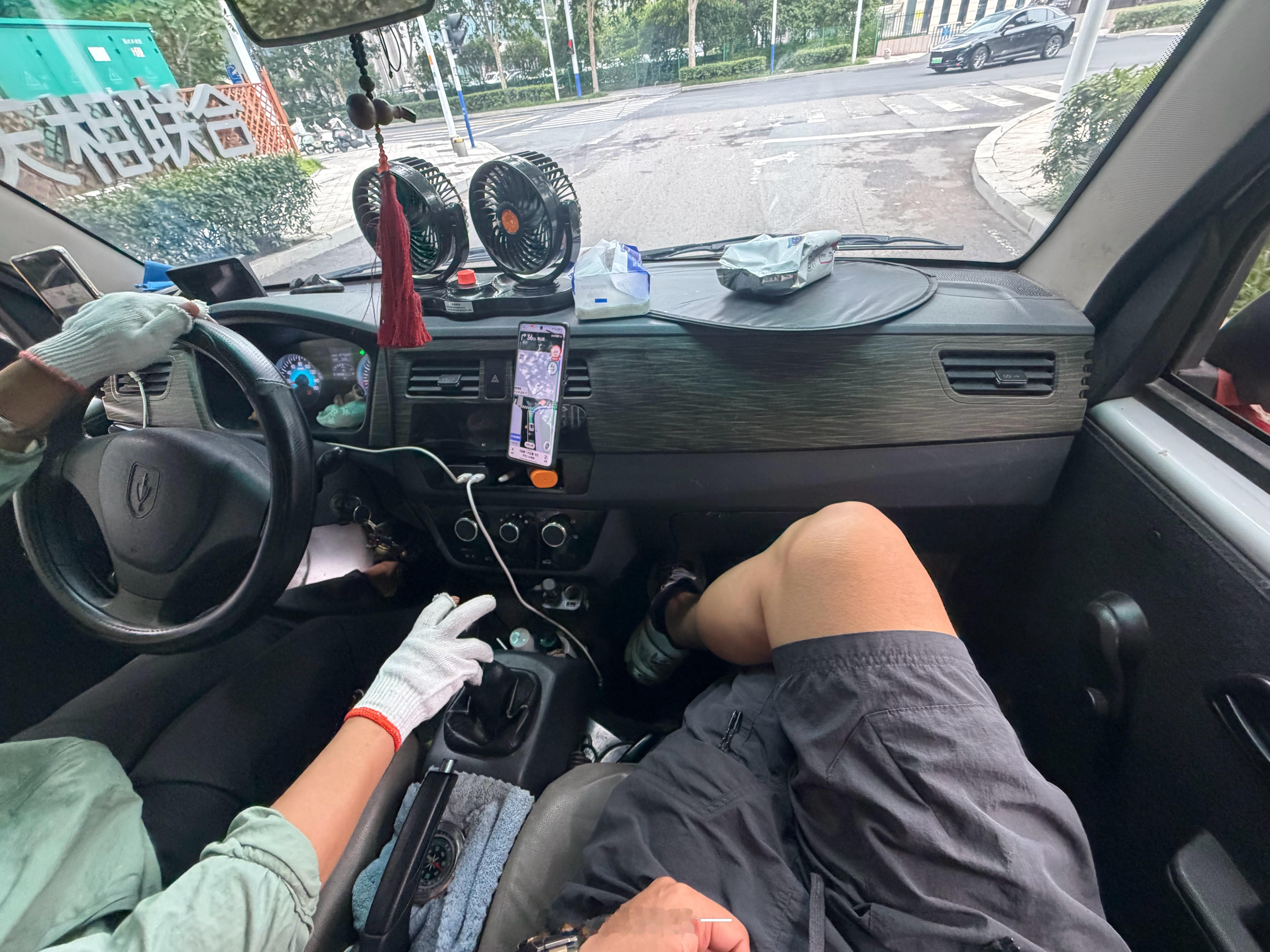 刚才搬沙发，叫了个面包车，追加司机搬着搬。接电话一听女司机我还有点犹豫，因为这个