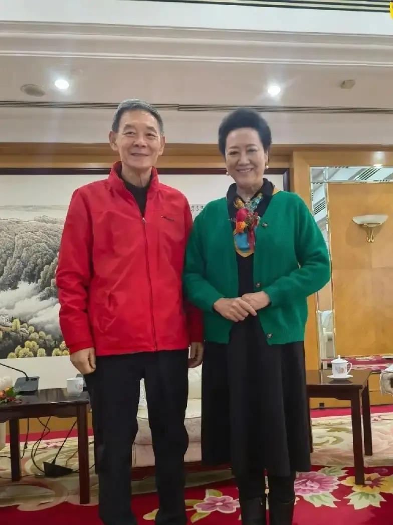 我朋友在文联拍到了让人目瞪口呆的一幕。
 
你以为老艺术家聚会是正襟危坐聊艺术？