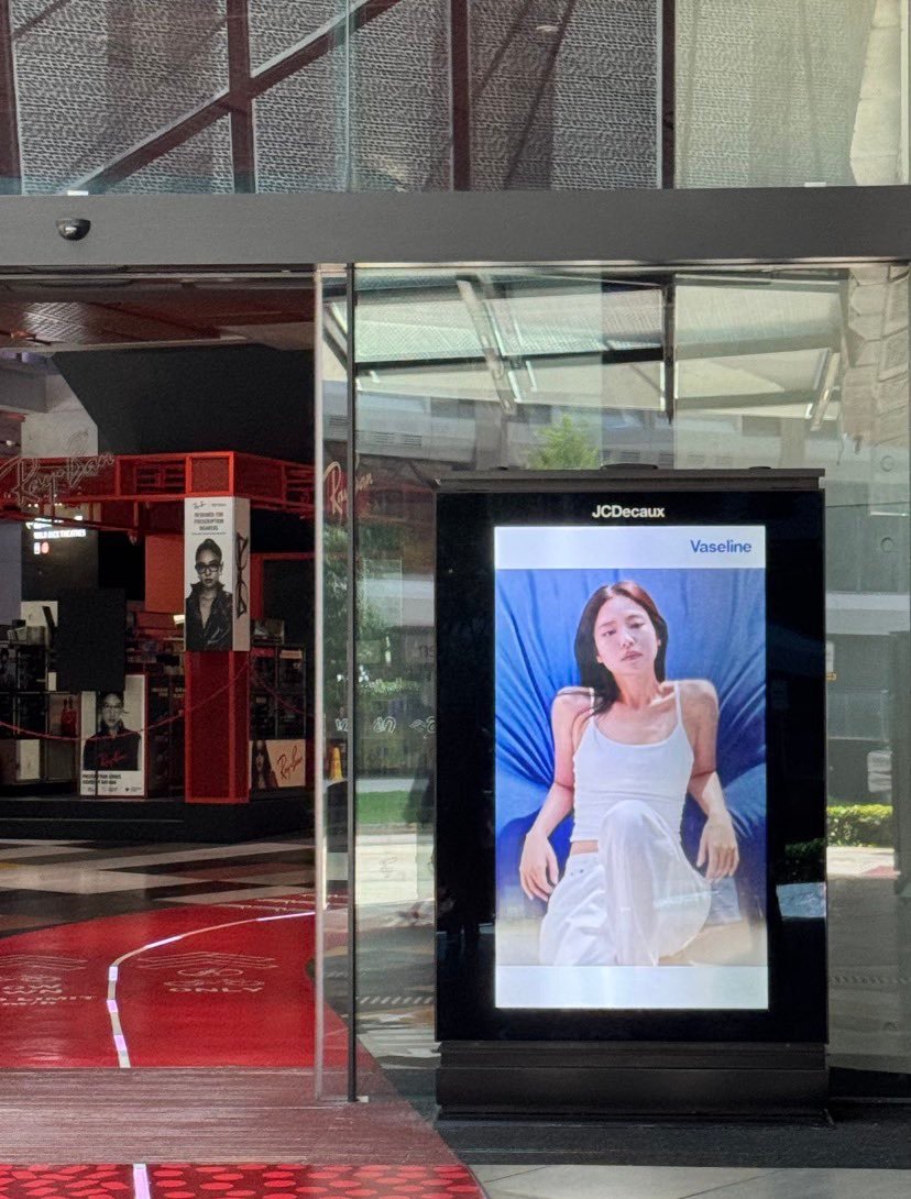 Jennie凡士林&Rayban全球地广一则前面凡士林后面雷朋📍新加坡金珍妮✨
