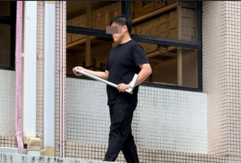 刚才，今日（30日）早上6时许，香港警方接获报案，指一名男子在加士居道30号伊利