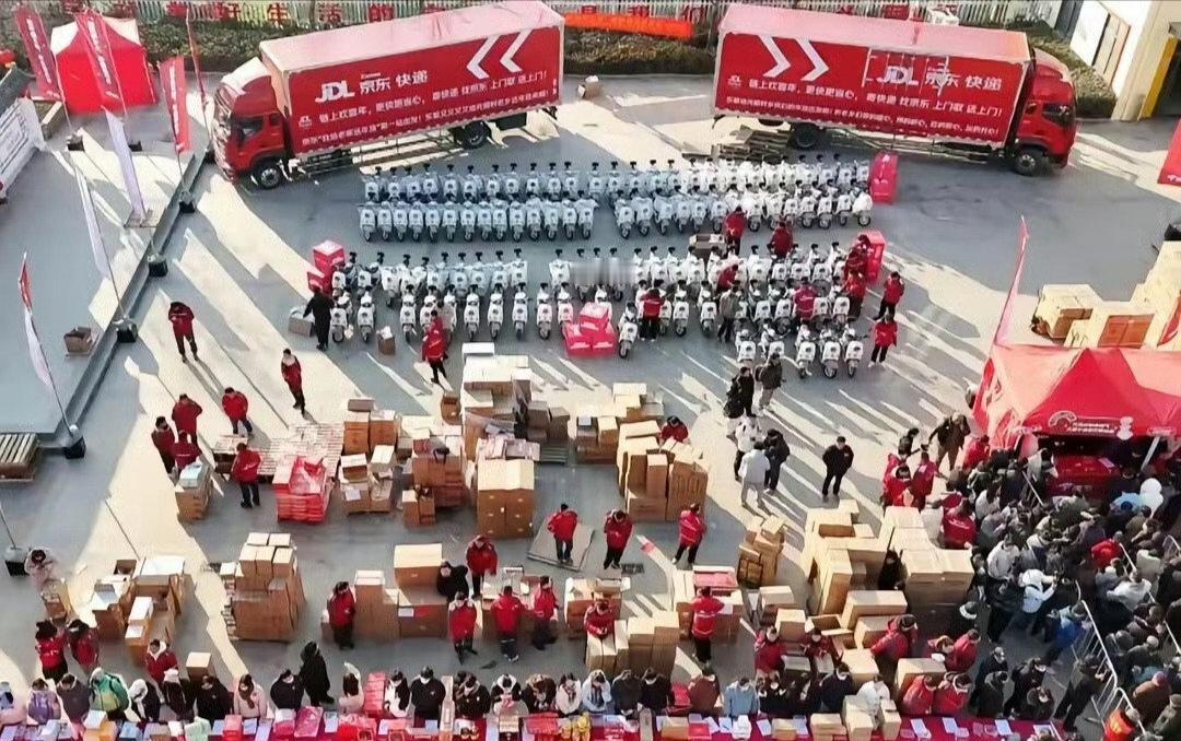 连续第十三年，刘强东为家乡宿迁光明村的老乡们送去年货。这个76个鸡蛋和500元的