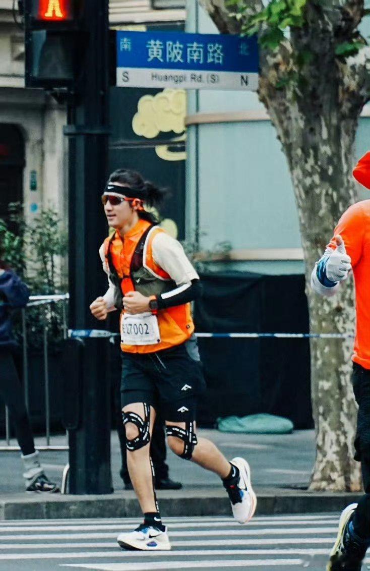 上海马拉松偶遇此沙 真人比镜头更圈粉！一路微笑互动超暖心，备战vlog藏着满满毅