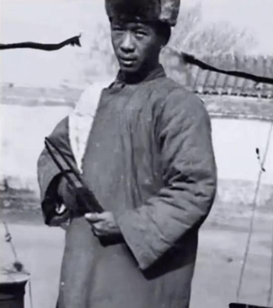 [太阳]1937年，一位日本军官在大连“庆祝攻占南京胜利”，正当他伸直脖子弯腰9