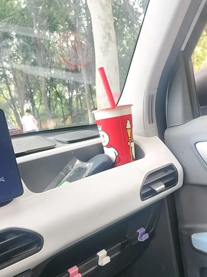 我并非家境优渥之人，吃饭时只敢点拼好饭。这拼好饭足足过了一个小时才送到我手中。送