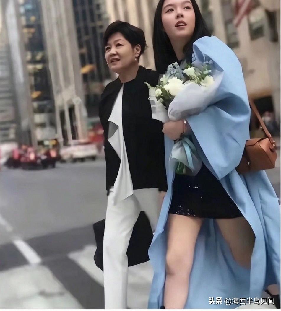 李咏妻子哈文与女儿法图麦·李在美国纽约街头的一张留影。哈文短发干练，神情从容平淡