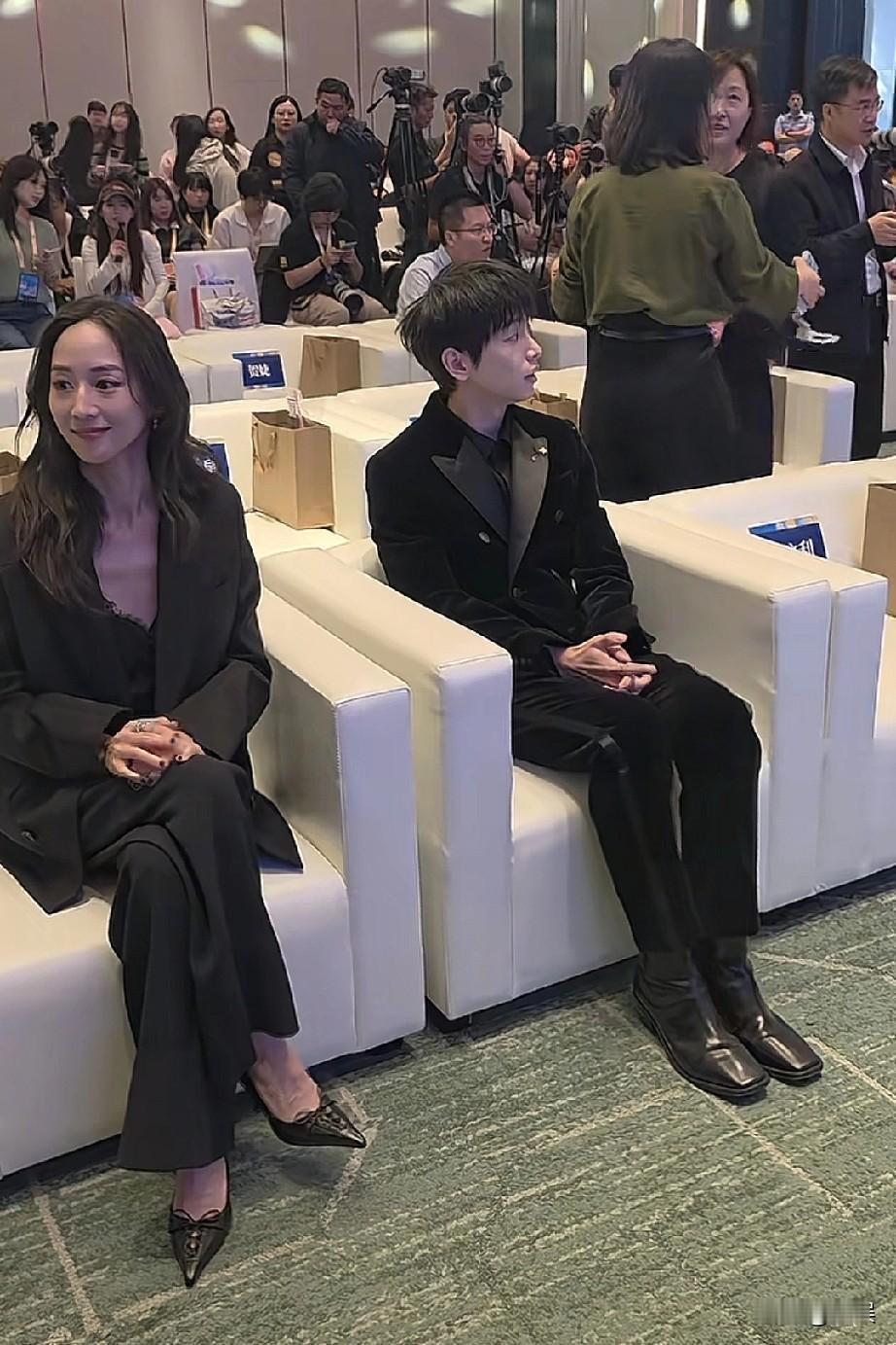 彭昱畅酷黑西装，张钧甯同款西装套。金鸡奖现场，他们轻松互动