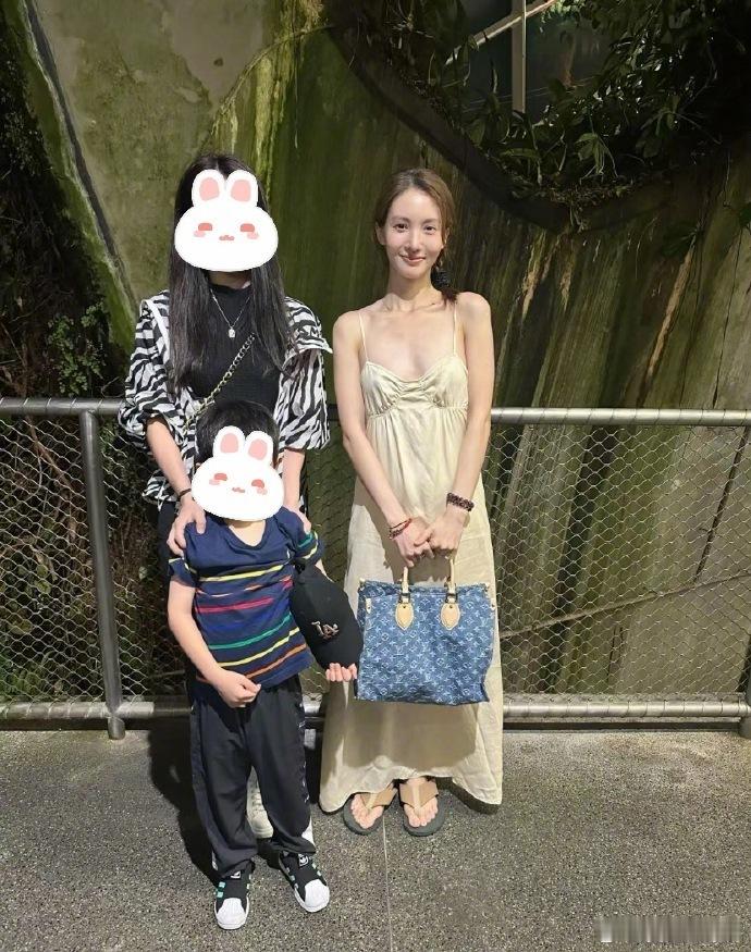 网友偶遇金晨，好高好白好瘦啊，状态看起来真不错！ 