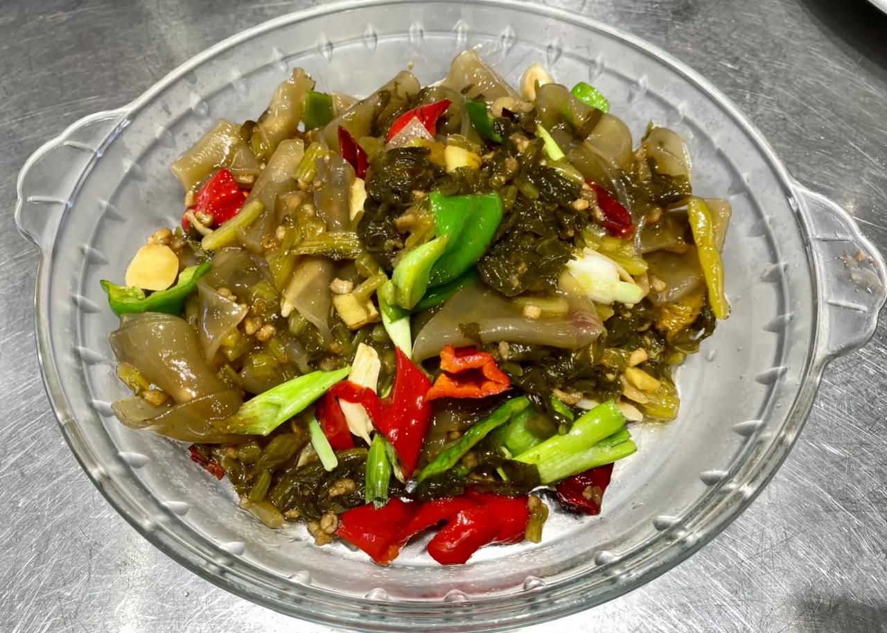 雪菜肉沫炒粉皮
既是一道菜，又可以当主食，口感润滑，味道新鲜，尤其粉皮特别好吃。