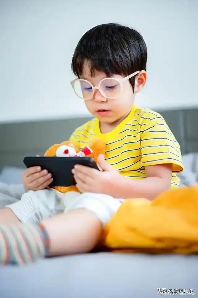 我看不止是禁止十六周岁以下的孩子用社媒，更应该禁游戏。

这几天有个提议挺火的：