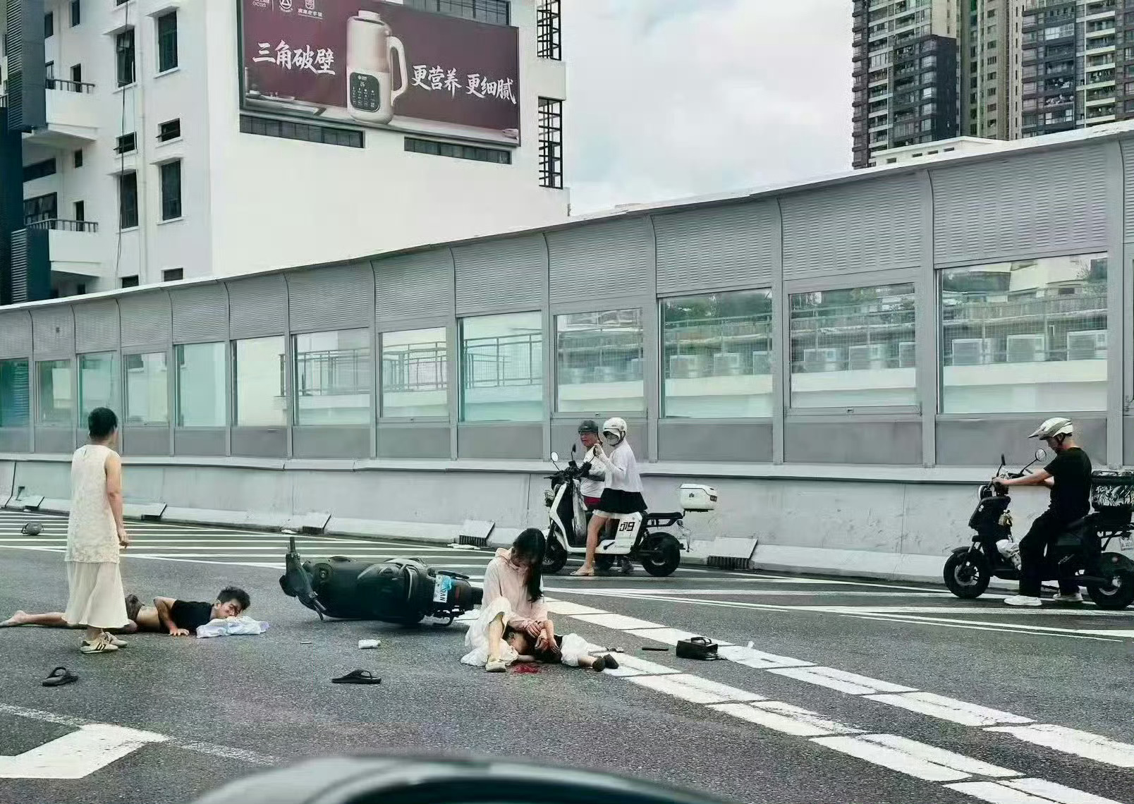 一家三口上高架引争议广州管控摩托车出行就是为了道路安全，可电动车不戴头盔、跑上高