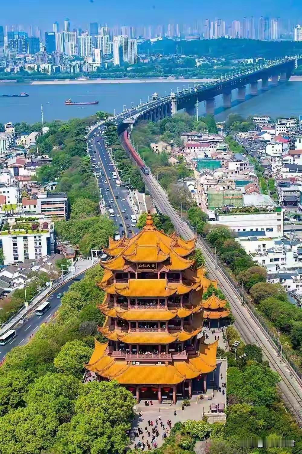 今年湖北男女足流年不利，武汉三镇股改成功但几乎在降级线上奔命，中乙湖北青年星，三