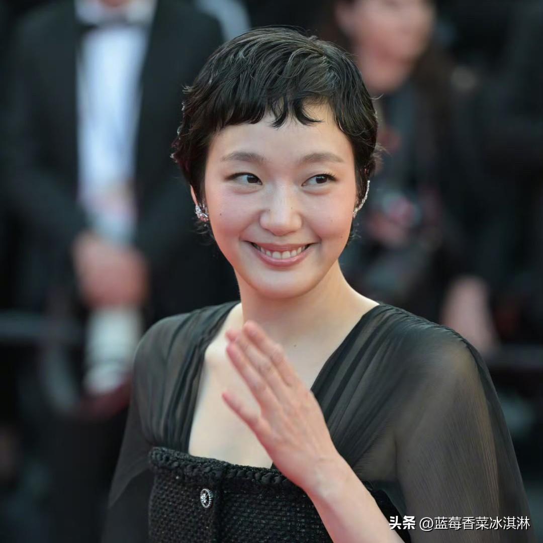 这个图确实很生，感觉金高银这种超短发真的不好看，还是长发更有气质。
不过她好像是