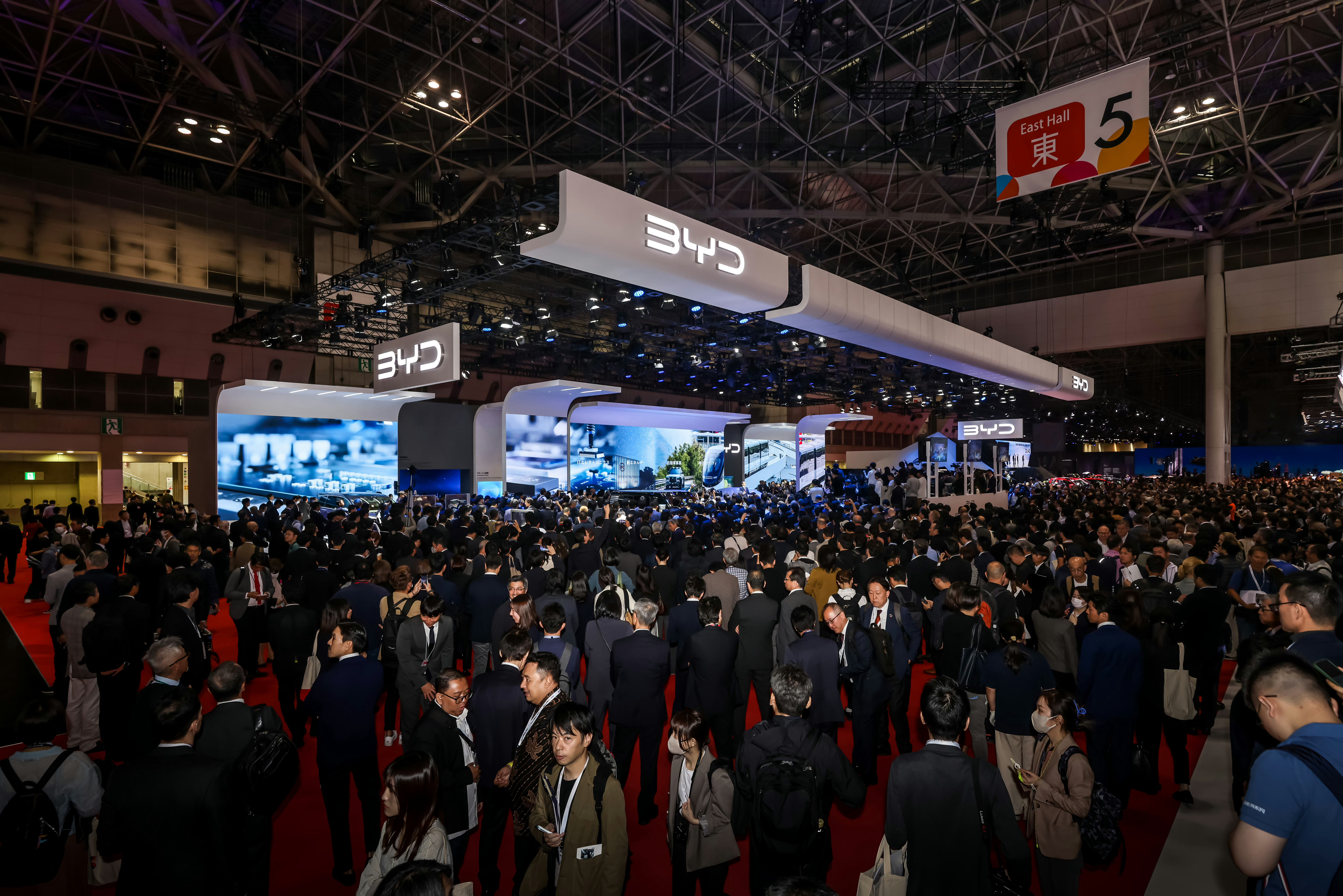 东京车展在10月25日开幕啦，这次车展居然能看到我们中国品牌比亚迪，这应该是首个